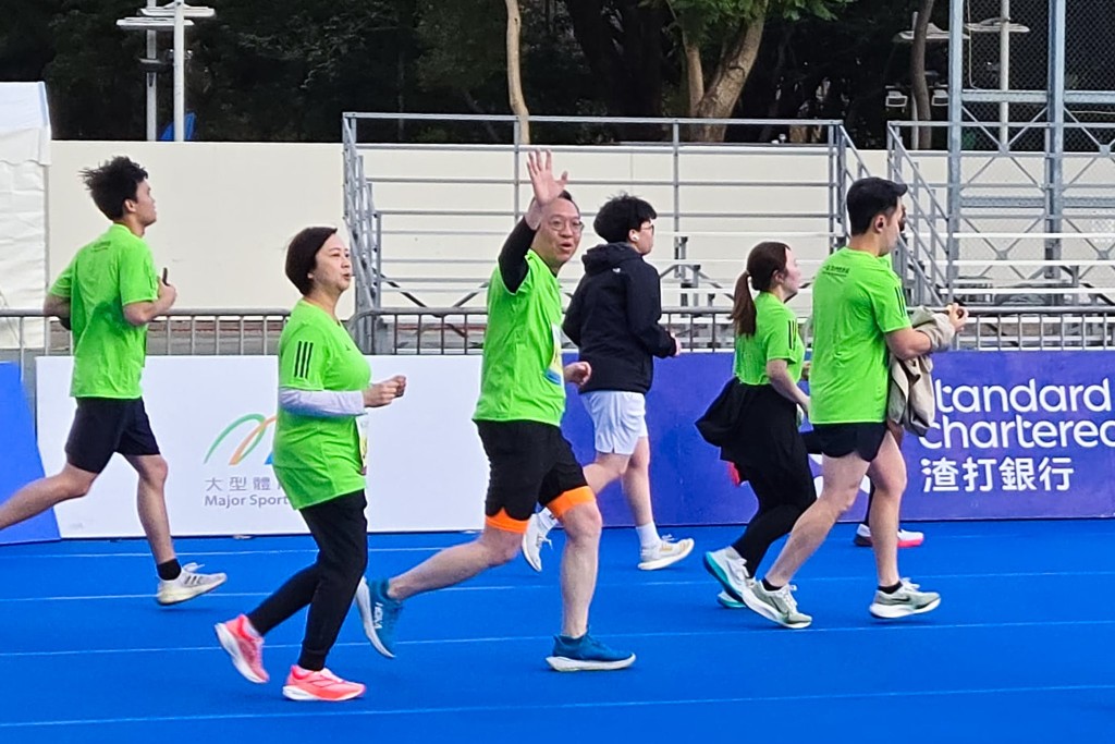 律政司司長林定國（左三）去年亦有參加10公里賽事。林定國FB圖片