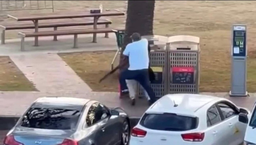 目擊者拍攝的片段顯示,艾哈邁德奮不顧身奪走槍手槍械。X@yngve_jacobsen 目擊者拍攝的片段顯示,艾哈邁德奮不顧身奪走槍手槍械。X@yngve_jacobsen