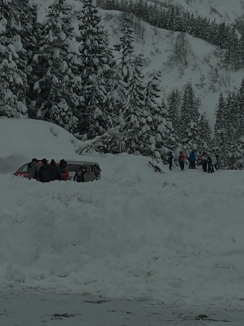 當地媒體在新潟滑雪場等待搜救消息。Threads@kazu17711771 當地媒體在新潟滑雪場等待搜救消息。Threads@kazu17711771