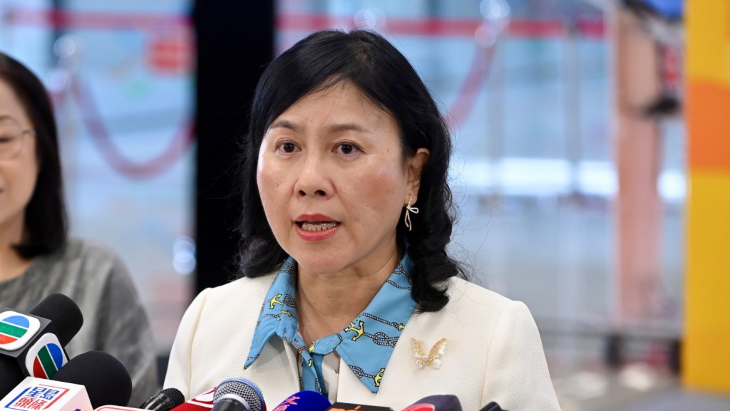 陳美寶表示,「粵車南下」每日預約名額由100個增至200個,雖然今日可能打風,但無損內地旅客雅興。 陳美寶表示,「粵車南下」每日預約名額由100個增至200個,雖然今日可能打風,但無損內地旅客雅興。