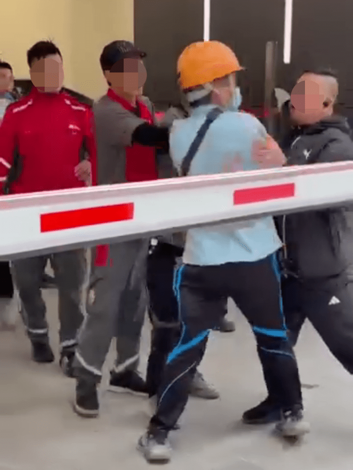 紅衫工人們見狀登時暴起,先是捉住藍衫頭盔男。 紅衫工人們見狀登時暴起,先是捉住藍衫頭盔男。