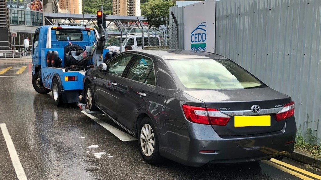 警方在東九龍多個交通黑點打擊違例泊車。資料圖片