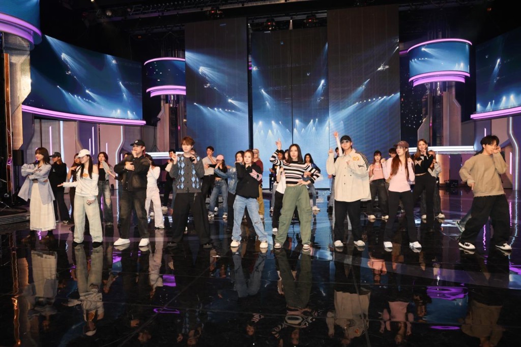 鍾柔美(右二)手舞足蹈。 鍾柔美(右二)手舞足蹈。