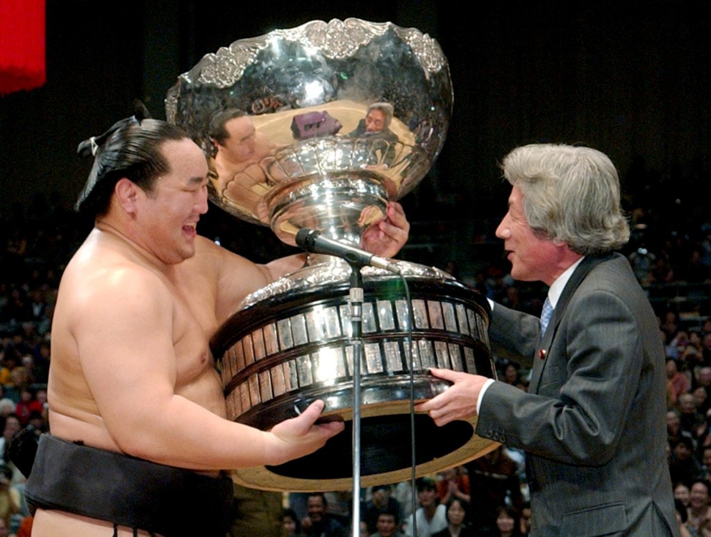 2005年前日本首相小泉純一郎為冠軍力士頒獎。美聯社 2005年前日本首相小泉純一郎為冠軍力士頒獎。美聯社
