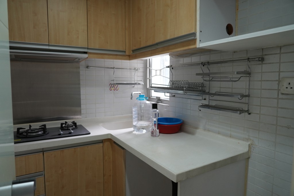廚房預留洗衣機及雪櫃位置後仍有不少儲物空間。