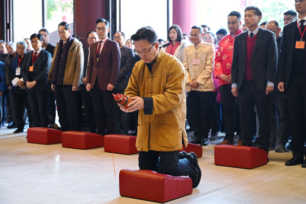 乡议局主席每年按习俗于年初二到车公庙为香港求签祈福。资料图片