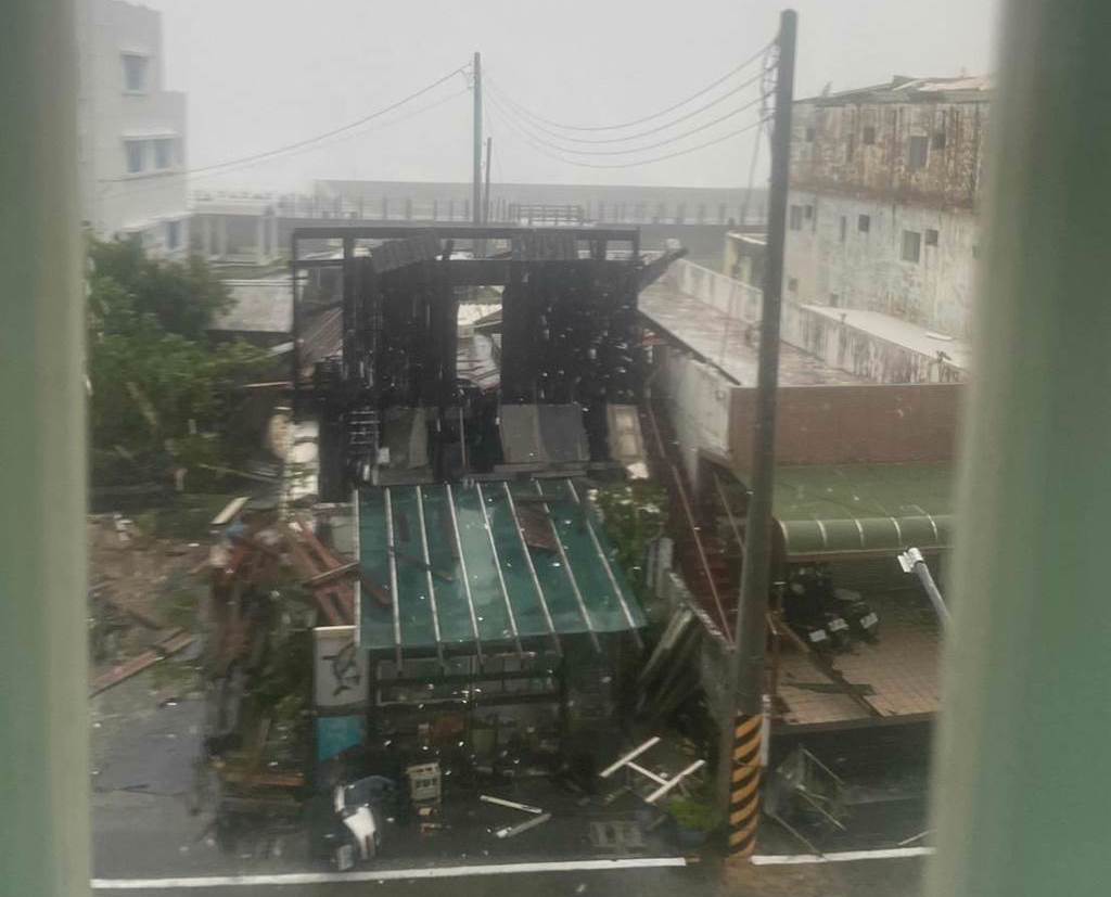 颱風海葵吹襲台東綠島，出現16級陣風，造成廣泛破壞。(facebook)