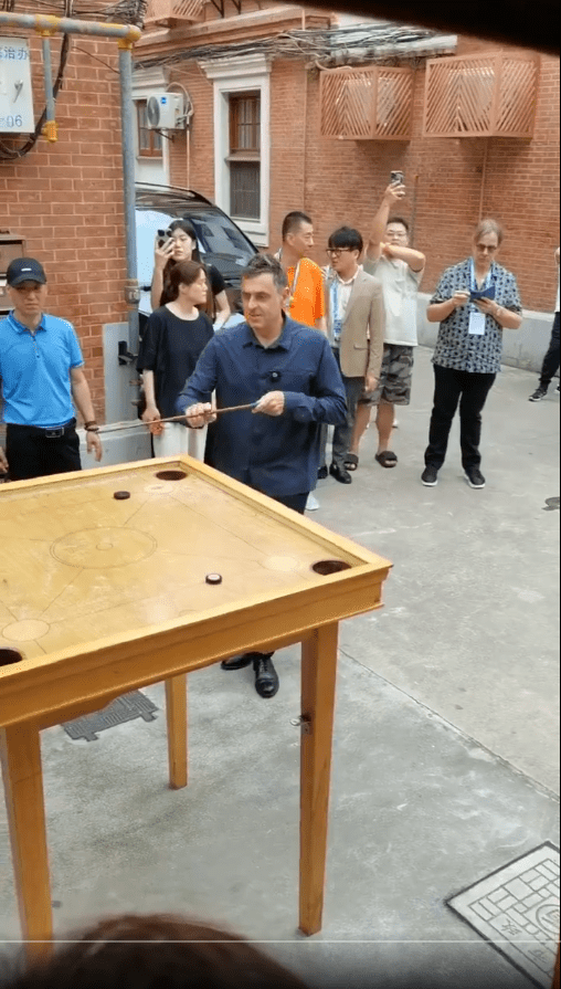 奧蘇利雲試玩康樂棋。網上截圖