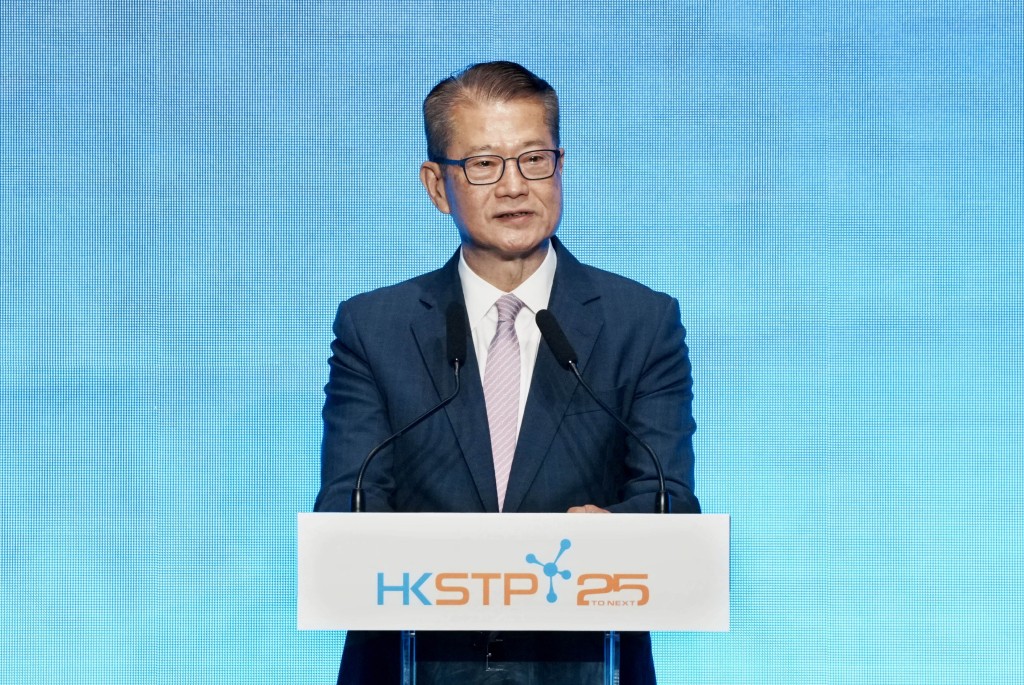財政司司長陳茂波今日在社交平台表示沉痛哀悼,形容董建華帶領首屆香港特區政府順利成立,成功落實「一國兩制」、「港人治港」、「高度自治」方針。 財政司司長陳茂波今日在社交平台表示沉痛哀悼,形容董建華帶領首屆香港特區政府順利成立,成功落實「一國兩制」、「港人治港」、「高度自治」方針。