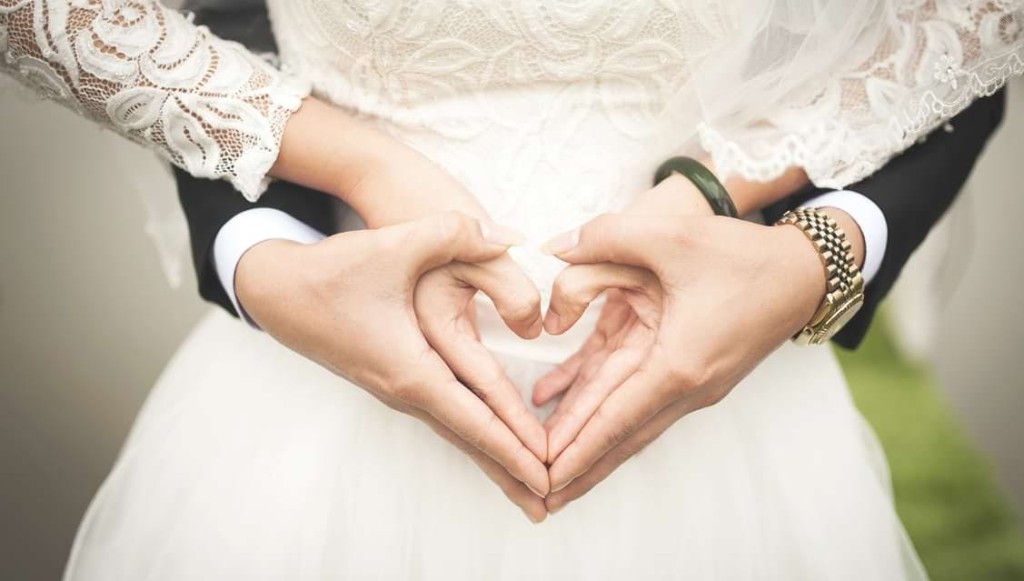 官媒撰评指应破除“寡妇年”不宜结婚的迷信思维。微博
