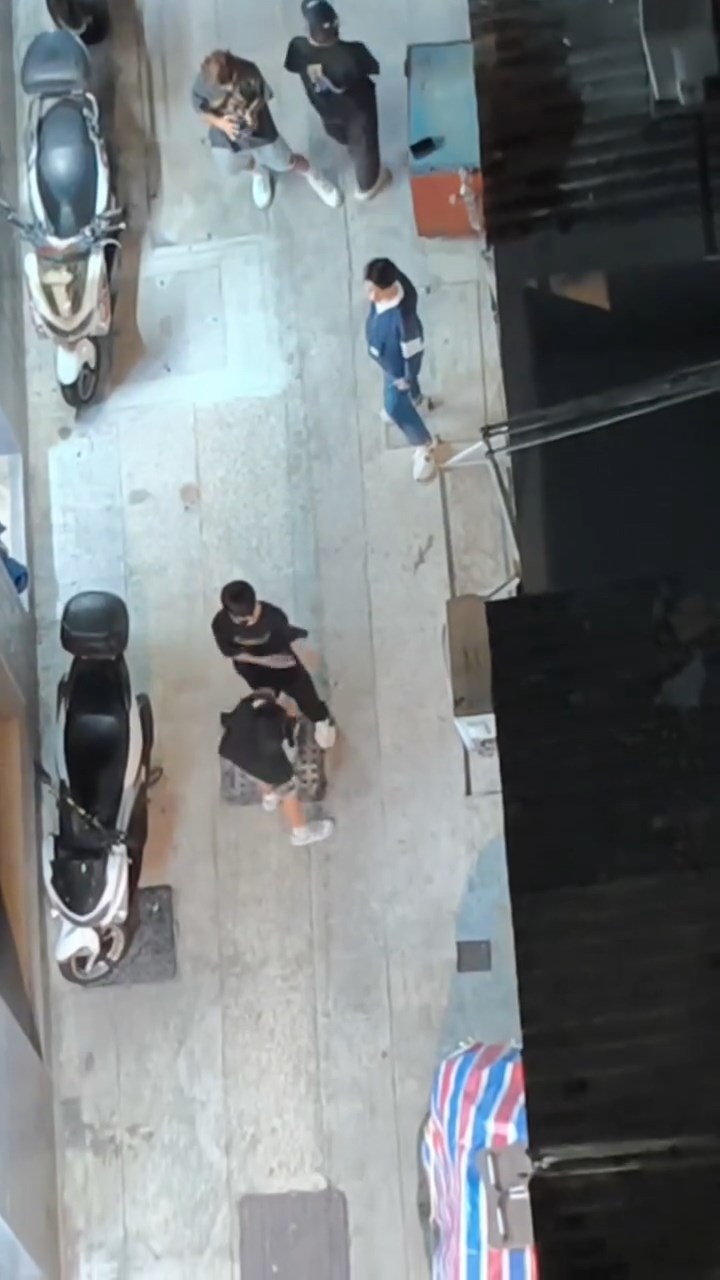 黑衣男初時掌摑少年左邊面，惟少年抬手阻擋，令黑衣男再掌摑少年。網上片段截圖
