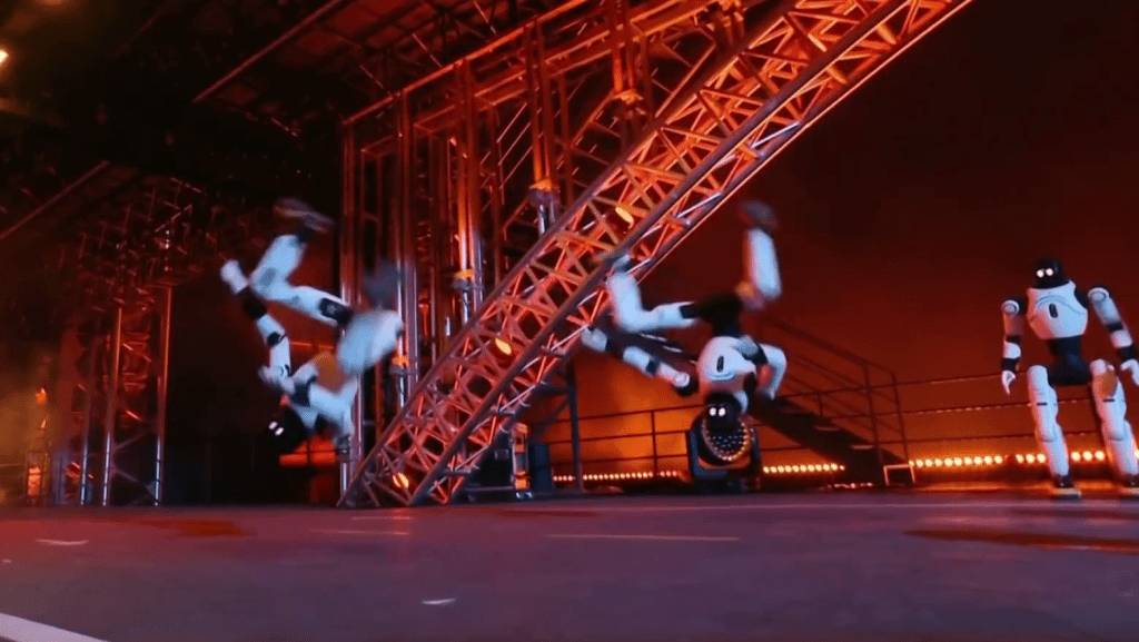 靈犀 X2 接連完成後空翻、踢腿等高難度動作。