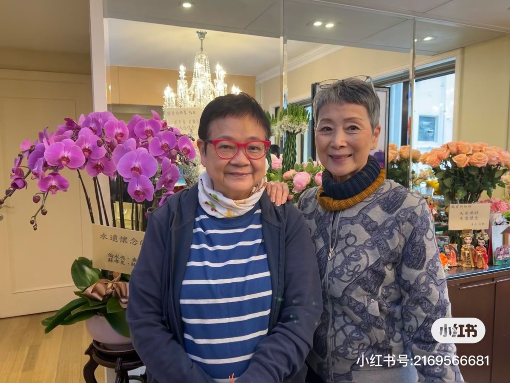资深传媒人汪曼玲（左）昨日（29日）分享聚会中与陈宝珠的合照，二人身后可见不少圈中人致上鲜花，非常有心。
