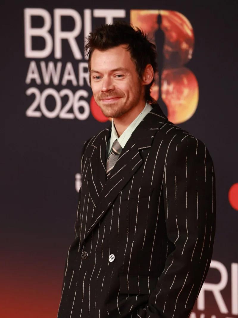 Harry近日被指已向Zoe求婚。