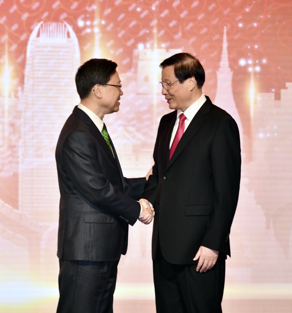李家超與應勇握手。