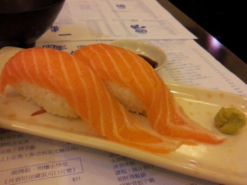 一件「相撲壽司」的三文魚除了有「拖尾」的效果