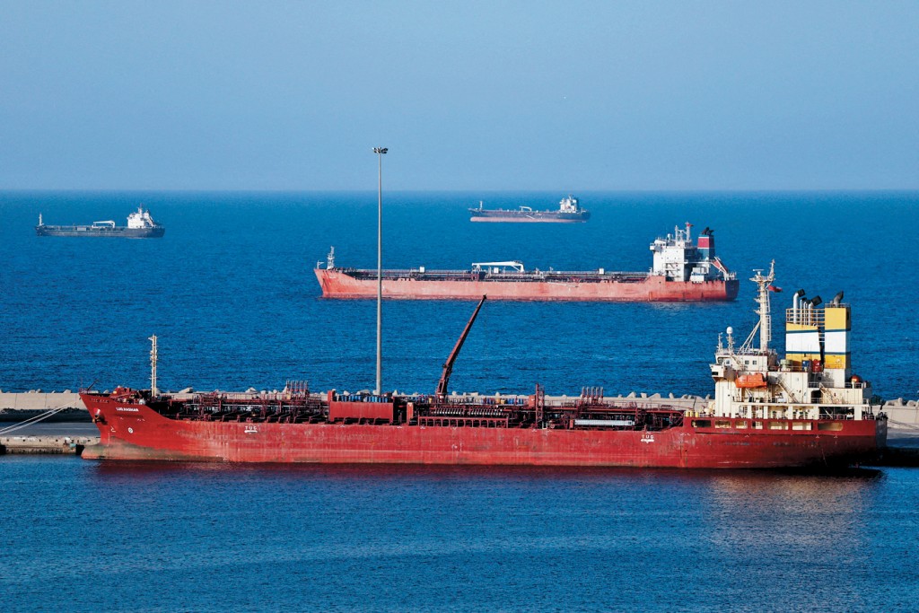 因霍爾木茲海峽被封鎖，有油輪錨泊在阿曼海域。