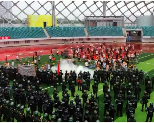 多次防暴演練,今晨再有武警車隊駛進深圳。網圖