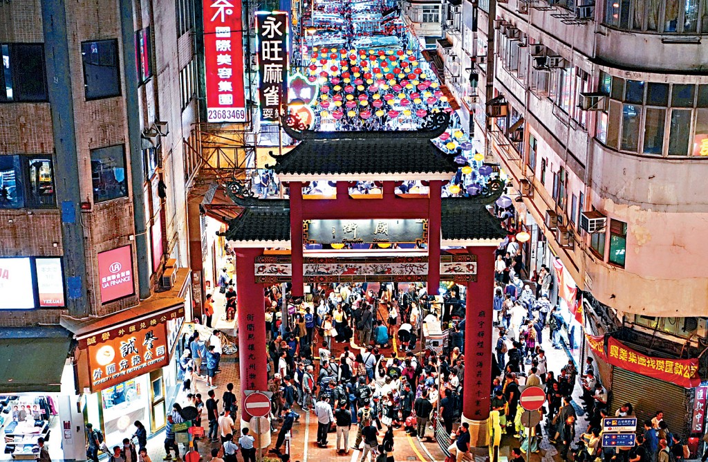 廟街夜市開鑼，每日下午2時至11時設22個特色美食攤位及近10個懷舊小食流動攤檔。