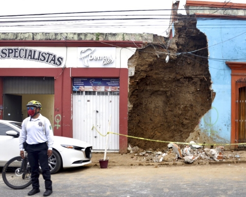 墨西哥发生7.4级强烈地震。AP