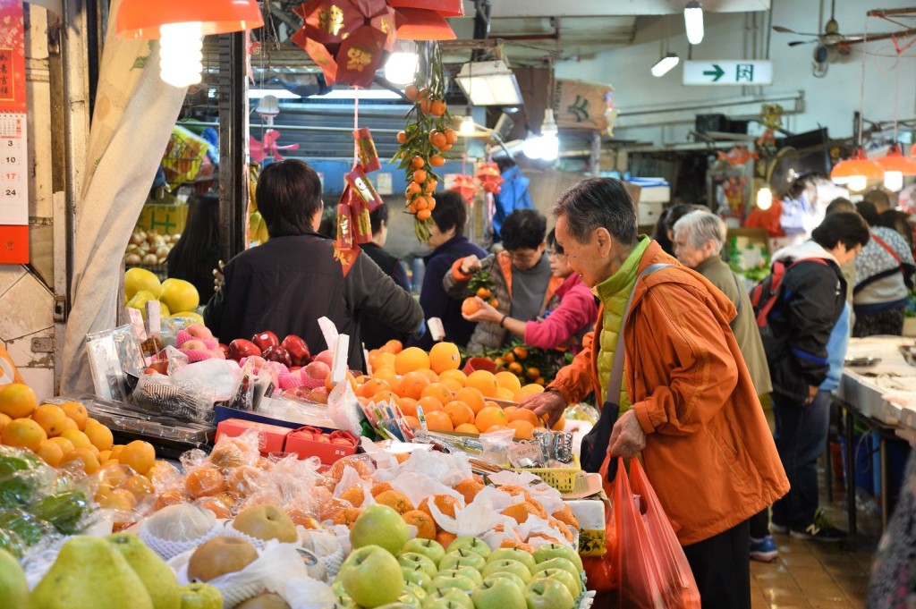 市民一早到街市買菜，準備今晚的團年飯。