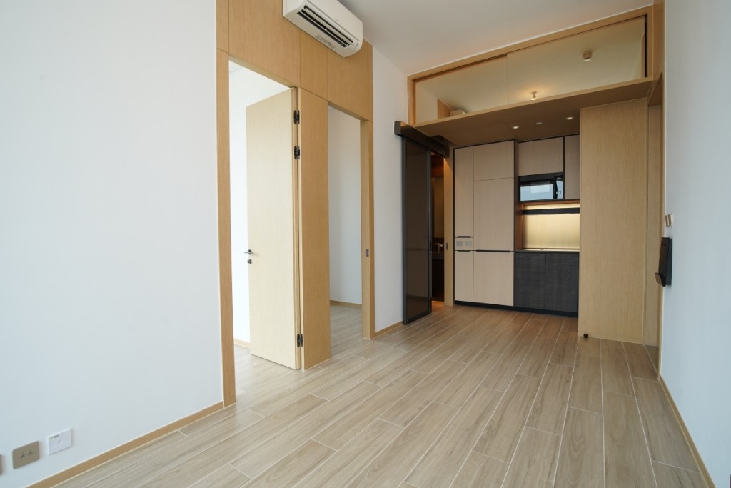 交樓標準單位以淺色地板鋪砌，配搭白色牆身。