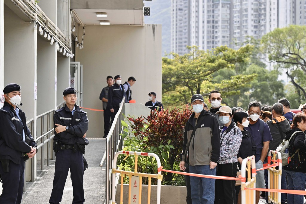 多名市民昨早收到通知，下午3時起可前往廣福社區會堂觀看相片認屍。資料圖片