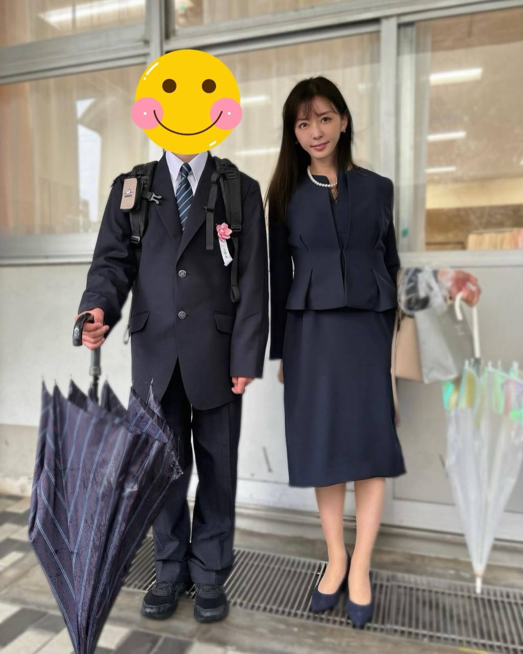椋名凜昨日（9日）晒出長子的合照，原來當日是他入讀中學的大日子。