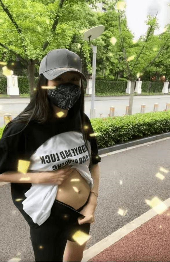 陳浩民老婆蔣麗莎十分狂野,於內地街頭掀衣拉底褲頭,露出疑似孕肚。 陳浩民老婆蔣麗莎十分狂野,於內地街頭掀衣拉底褲頭,露出疑似孕肚。