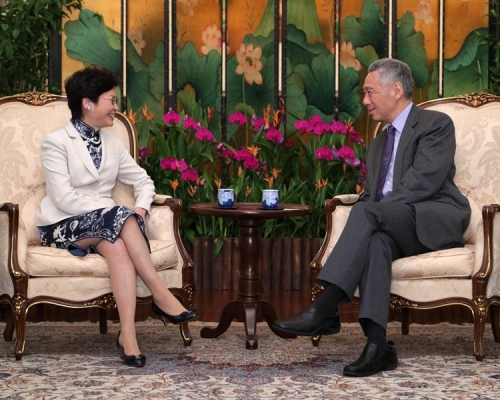 林鄭月娥早前到訪新加坡,並與李顯龍會面。