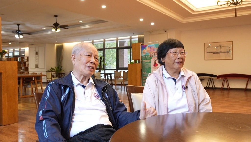 同為港人的李叔李姨已是89歲高齡,退休後在佛山順德居住了20年,但隨年齡增長,為將來生活更安全,亦決定搬來養老院。 同為港人的李叔李姨已是89歲高齡,退休後在佛山順德居住了20年,但隨年齡增長,為將來生活更安全,亦決定搬來養老院。