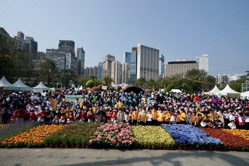 近千名学生今日于维多利亚公园协助镶嵌大型花坛「仲夏普欢腾」。政府新闻处图片