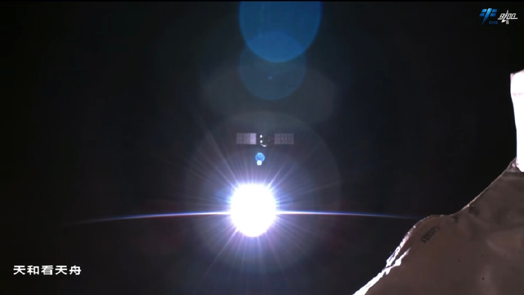 太陽的上方，是駛向太空站的「天舟六號」。