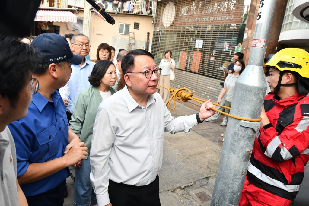 消防處已在鯉魚門架設繩索及臨時行人通道,以備撤離居民之用。 消防處已在鯉魚門架設繩索及臨時行人通道,以備撤離居民之用。