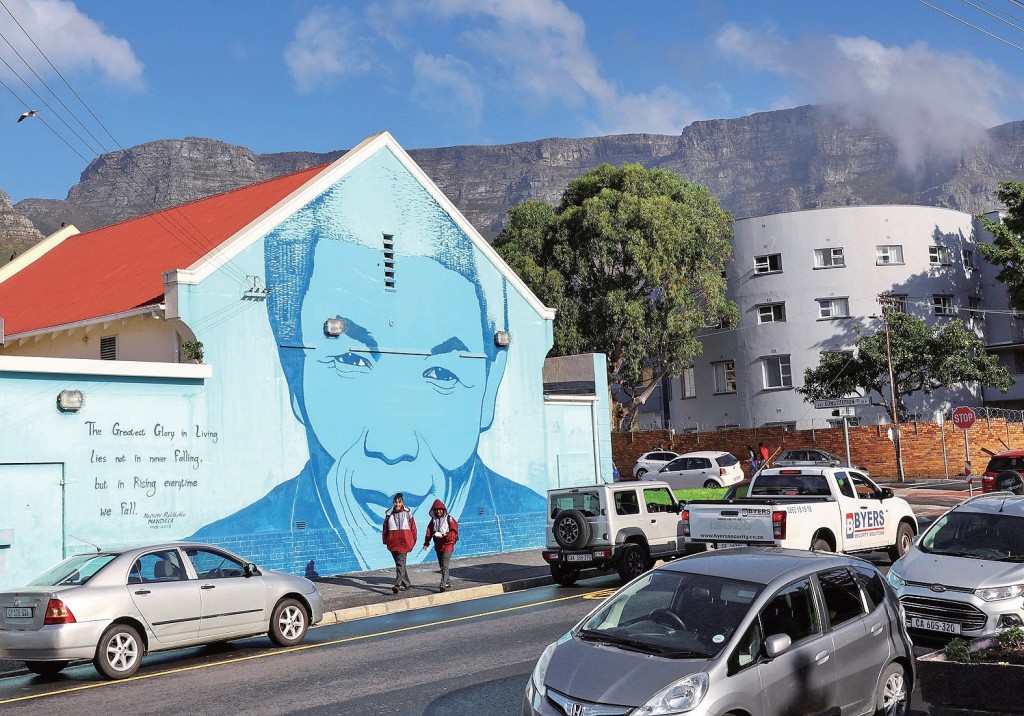 聯合國於2009年宣布，每年的7月18日（曼德拉的生日）為曼德拉日。圖片攝於2023年曼德拉日，南非首都開普敦一處的曼德拉壁畫。