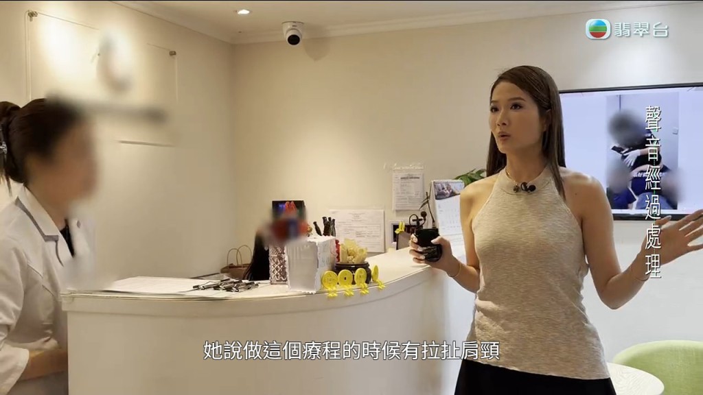主持梁敏巧陪記事主直踩涉事門市,當面質詢職員拉扯肩頸一事。 主持梁敏巧陪記事主直踩涉事門市,當面質詢職員拉扯肩頸一事。