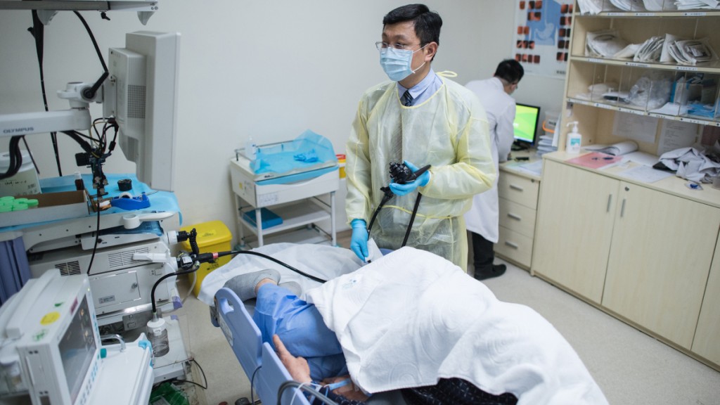 香港大學深圳醫院醫生為病人進行腸鏡檢查。(新華社)