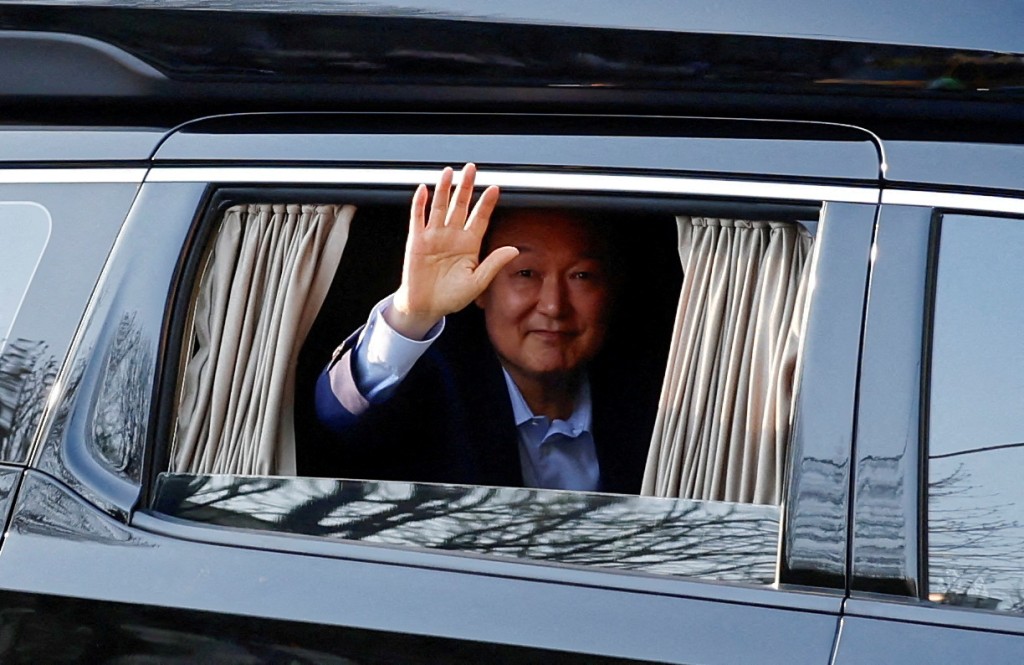 尹锡悦日前由总统官邸搬回私宅时，向民众挥手。路透社