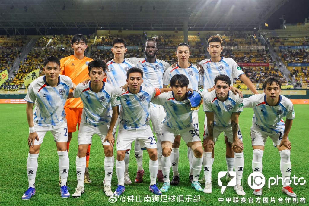 尼高拉斯（下右二）近期坐穩正選位置。佛山南獅圖片