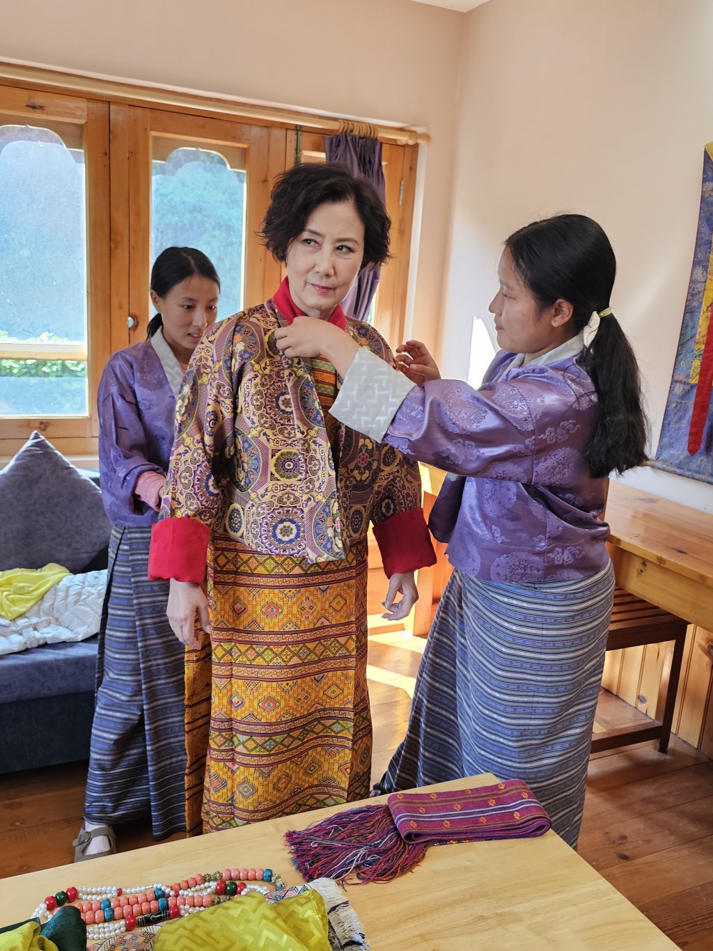 阿姐所穿的是不丹人大時大節着的傳統服飾。 阿姐所穿的是不丹人大時大節着的傳統服飾。