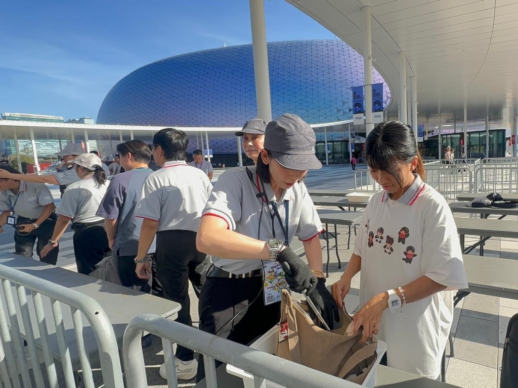 因应主办方要求,所有入场观众于安检时须检查随身物品及接受金属探测器探测。 因应主办方要求,所有入场观众于安检时须检查随身物品及接受金属探测器探测。