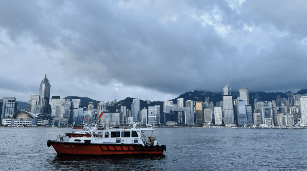 本港地區今日大致多雲,有幾陣驟雨及雷暴,驟雨逐漸增多。蔡楚輝攝 本港地區今日大致多雲,有幾陣驟雨及雷暴,驟雨逐漸增多。蔡楚輝攝