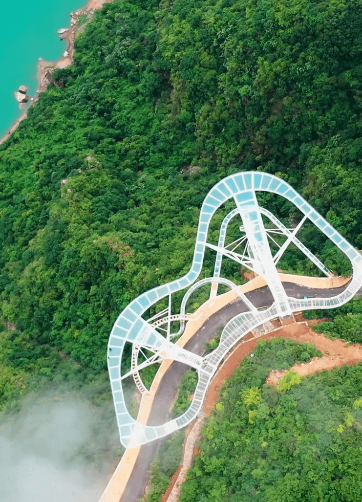 祥雲觀景台，玻璃棧道遊覽路線長度為142米。 美篇@ 逄智冰