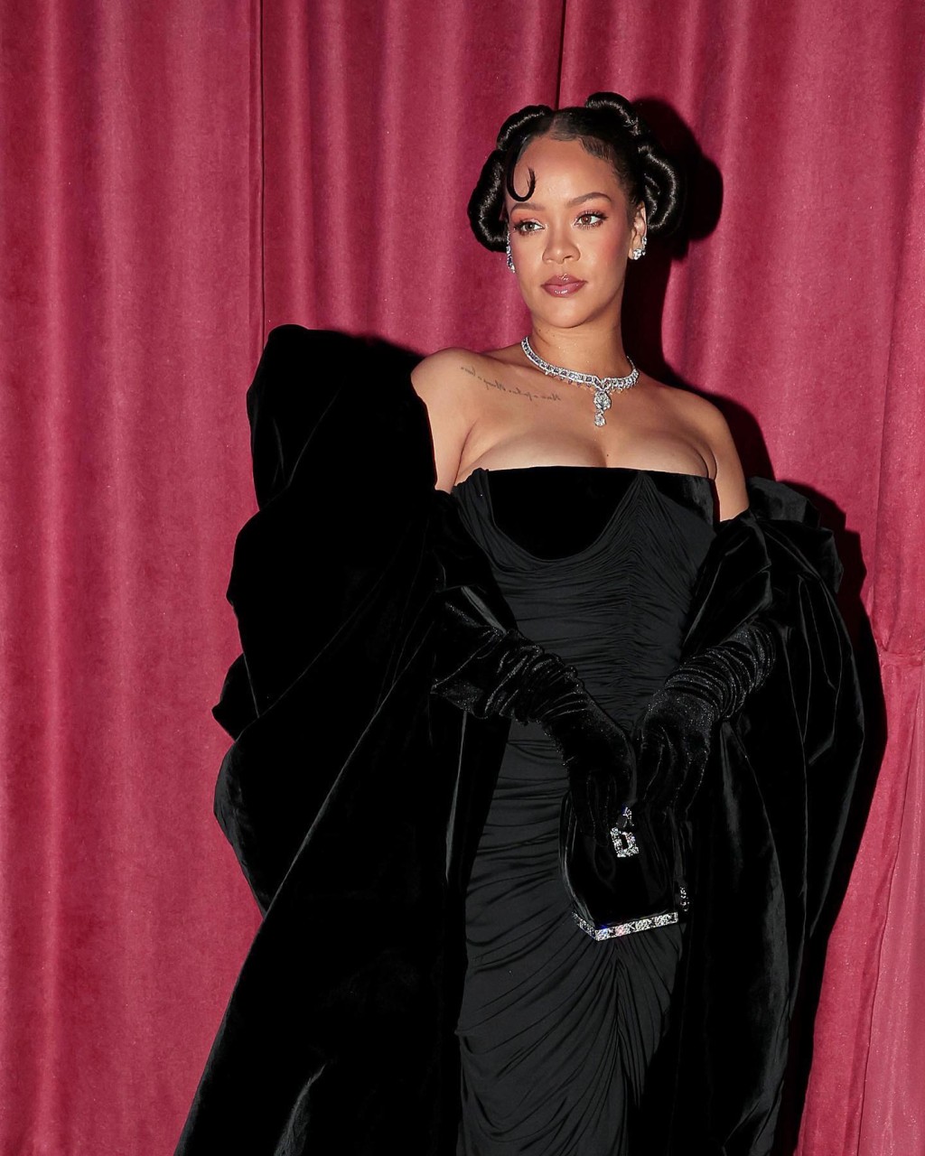 Rihanna今年初身穿Schiaparelli现身金球奖，登上CNN2023年最佳红地毡十大造型。