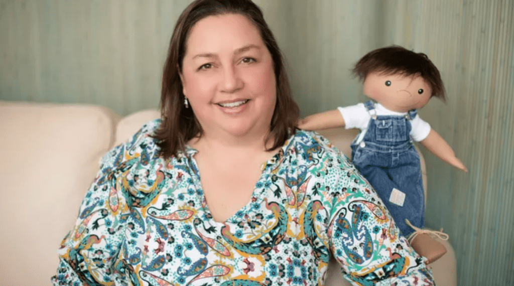 愛心社工Amy Jandrisevits為殘障小朋友親手製作「一模一樣」專屬公仔。（圖片來源：Go Fund Me）