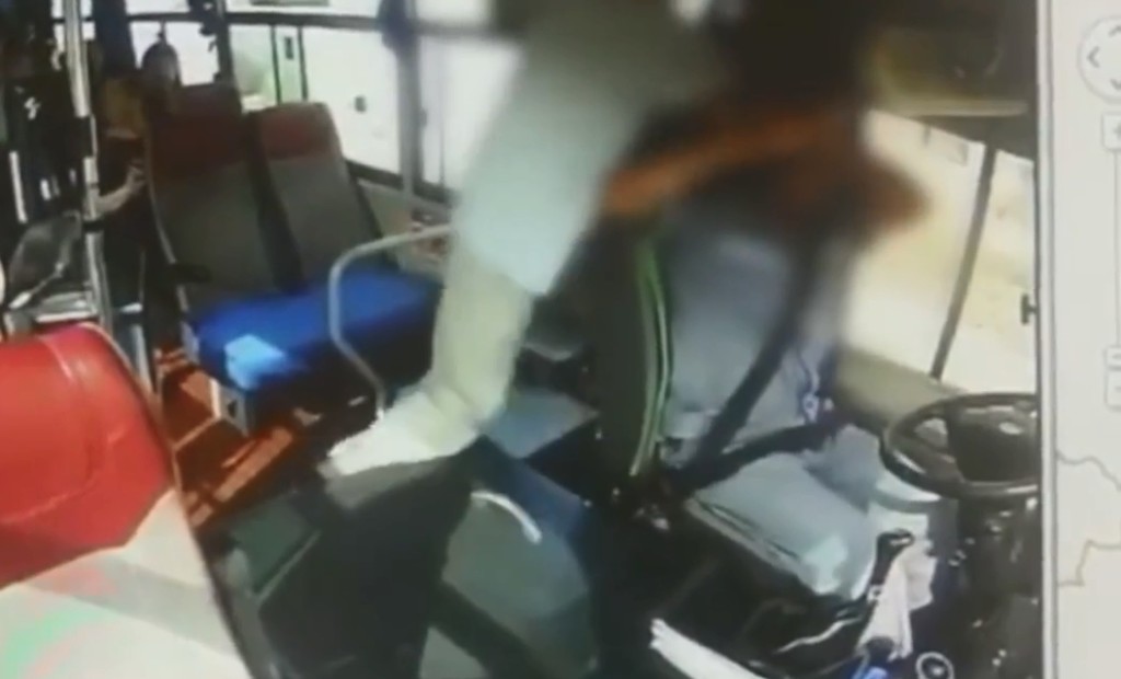 老人暴打司機。影片截圖