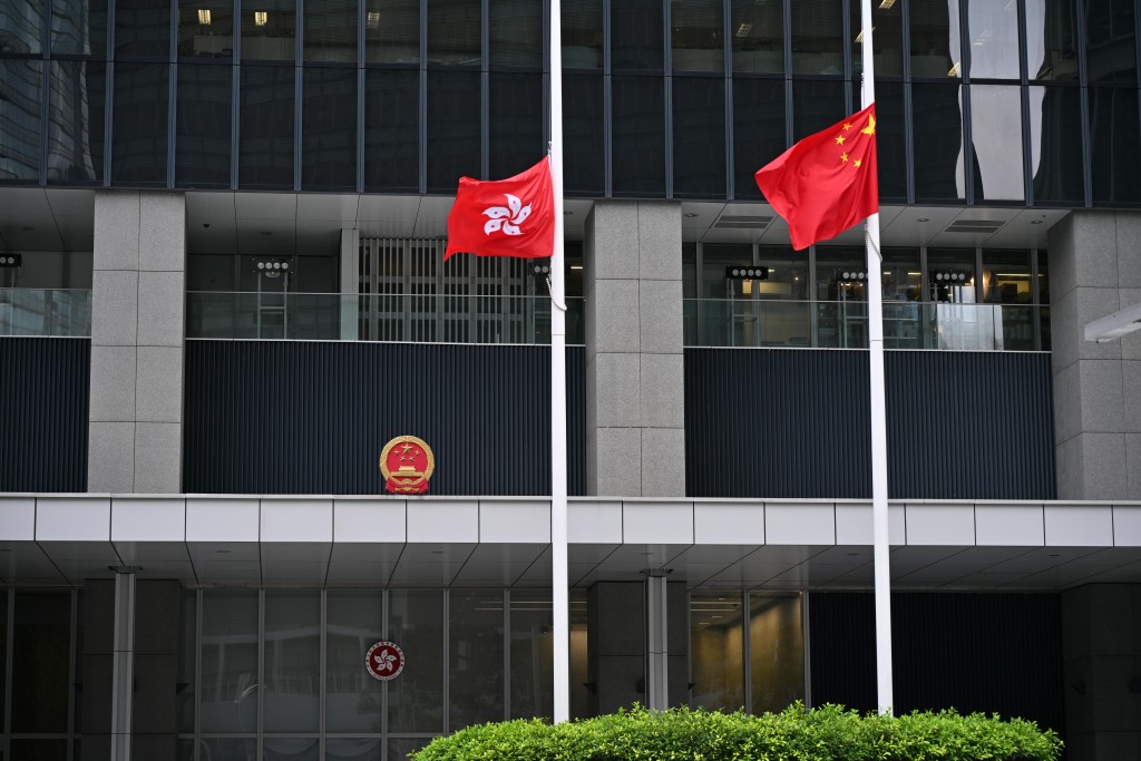 政府總部下半旗致哀。 政府總部下半旗致哀。