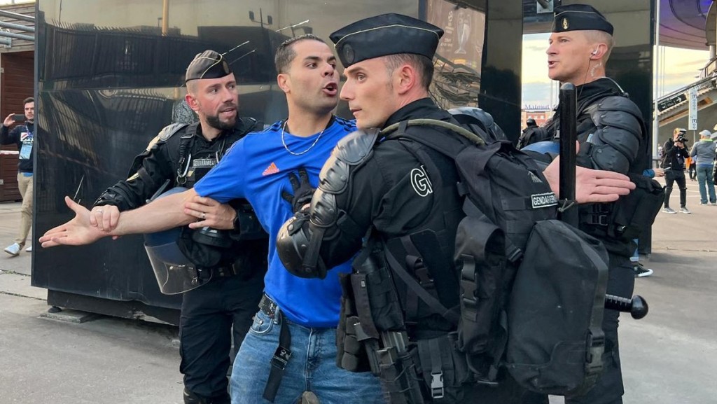 法国警方拘捕至少四十八人。Reuters