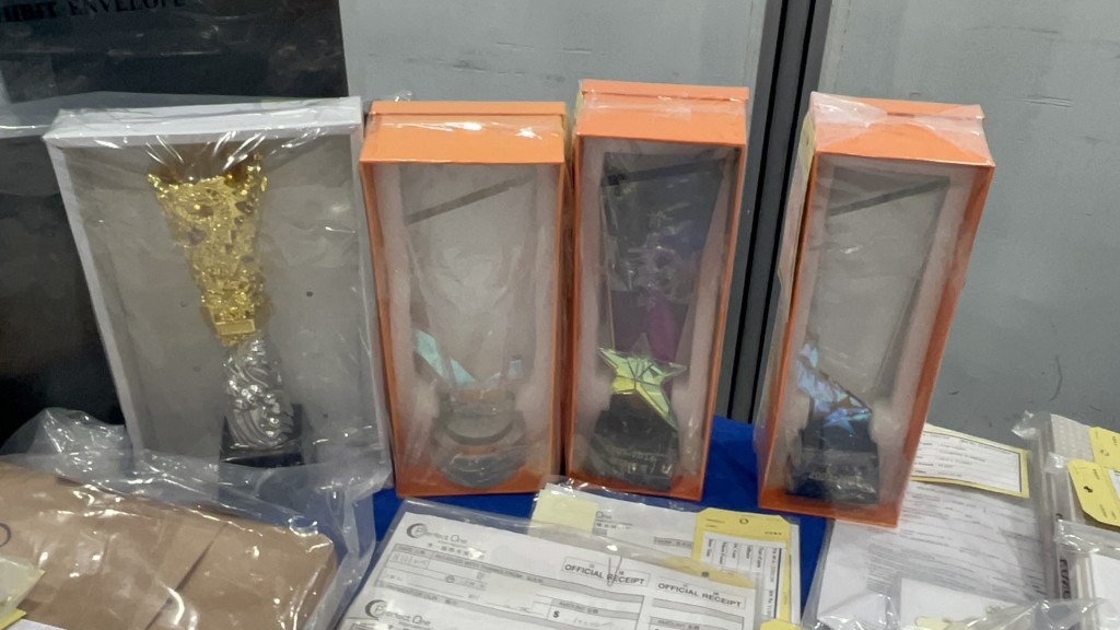 警方在辦公室內檢獲大量證物。楊偉亨攝 警方在辦公室內檢獲大量證物。楊偉亨攝