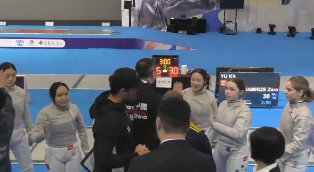 香港女佩队（左）在四强胜澳洲队（右）。直播截图